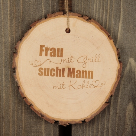 Baumscheibe "Frau mit GRILL, sucht Mann mit KOHLE"