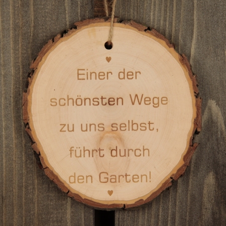 Baumscheibe "Einer der schönsten Wege zu uns selbst, führt durch den Garten."