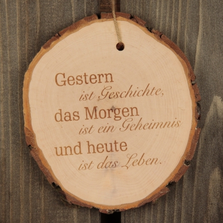 Baumscheibe "Gestern ist Geschichte, das Morgen ist ein Geheimnis und Heute ist das Leben"