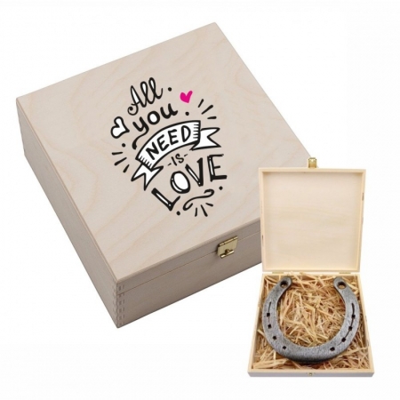 Hufeisen-Box mit Motiv "all you need is love"
