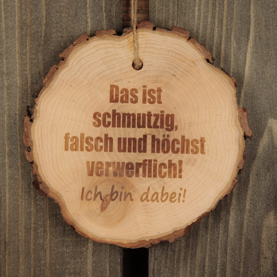 Baumscheibe "Das ist schmutzig, falsch und moralisch höchst verwerflich. BIN DABEI!!!"