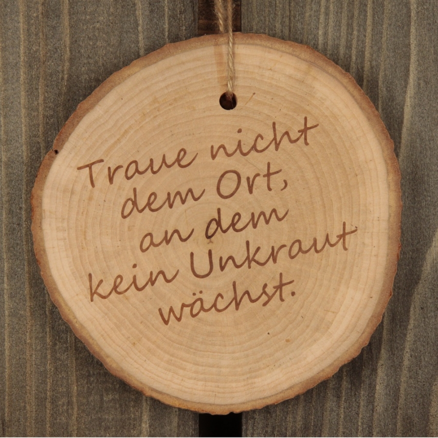 Baumscheibe "Traue nicht dem Ort, an dem kein Unkraut wächst"