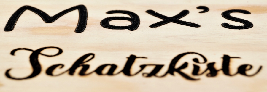 Schatzkiste mit flauschiger Schrift