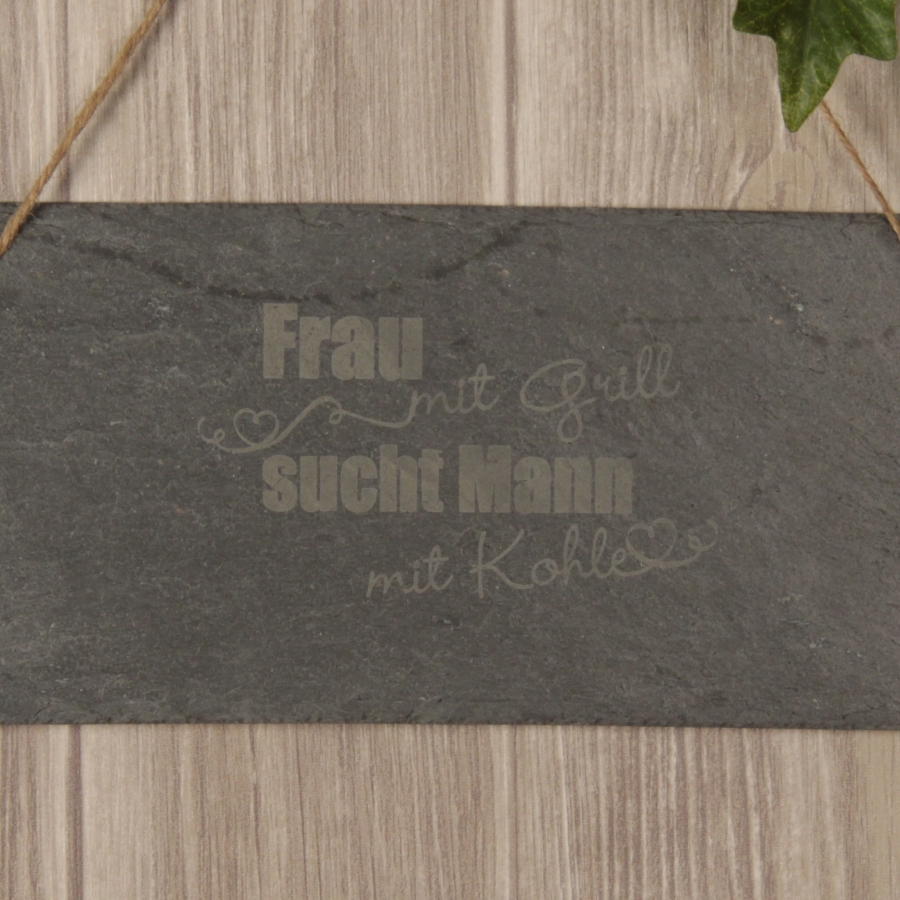 Schieferschild "Frau mit GRILL, sucht Mann mit KOHLE"